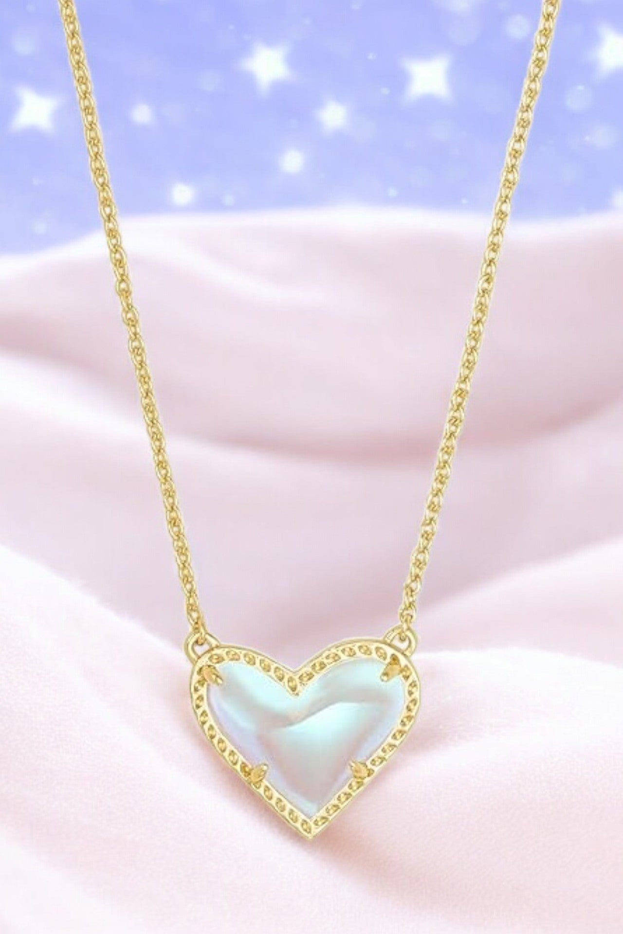 Kendra Scott Ari Heart Pendant in Gold Dichroic Glass